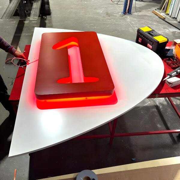 numéro d’étage tôle ajourée tube néon flex LED